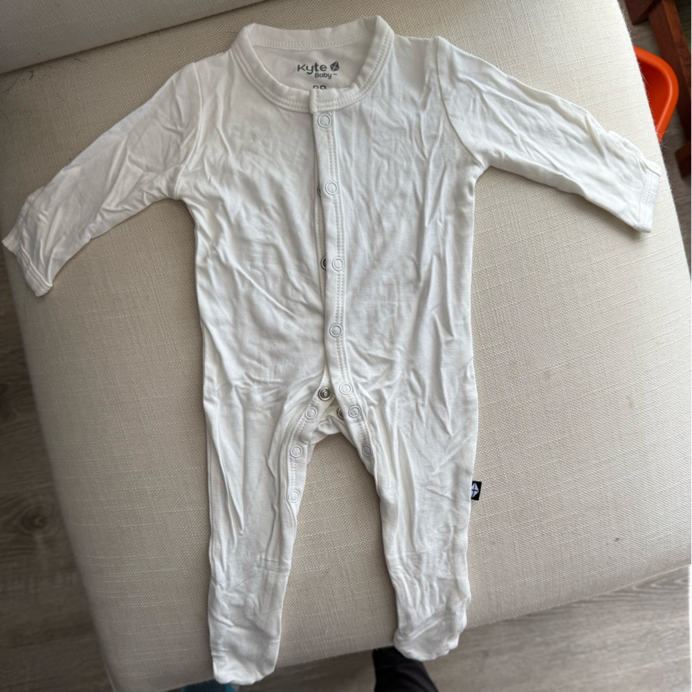 Kyte BABY White Snap Footie